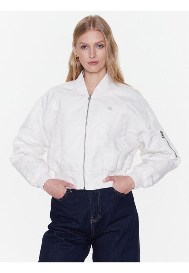 Calvin Klein Jeans Kurtka bomber J20J220343 Biały Relaxed Fit. Kolor: biały. Materiał: syntetyk