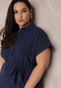 Renee - Granatowa Sukienka Koszulowa Wiązana w Pasie z Krótkimi Rękawami Wellwood. Kolekcja: plus size. Kolor: niebieski. Materiał: tkanina. Długość rękawa: krótki rękaw. Wzór: gładki. Sezon: lato, wiosna. Typ sukienki: koszulowe. Długość: midi