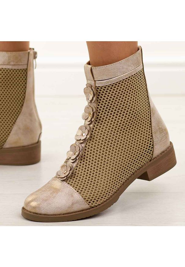 Złote wiosenne ażurowe botki damskie Jezzi Asa62-130. Okazja: na co dzień. Kolor: złoty. Szerokość cholewki: normalna. Wzór: ażurowy. Materiał: skóra. Sezon: wiosna. Obcas: na obcasie. Styl: casual, elegancki, boho, klasyczny. Wysokość obcasa: niski