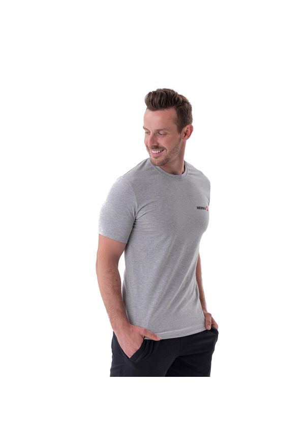 Koszulka treningowa męska NEBBIA Minimalist Logo. Kolor: szary. Sport: fitness