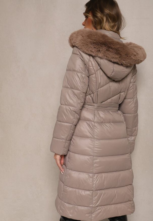 Renee - Beżowa Długa Kurtka Pikowana z Odpinanym Kapturem Ozdobionym Futerkiem i Paskiem Iveleti. Okazja: na co dzień. Kolor: beżowy. Materiał: futro. Długość: długie. Wzór: aplikacja. Styl: elegancki, casual