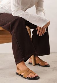 Renee - Jasnobrązowe Sandały VICES z Paskami w Kształcie X i Paskiem na Duży Palec Prisedice. Zapięcie: pasek. Kolor: brązowy. Materiał: zamsz. Wzór: paski. Sezon: lato. Styl: street #1