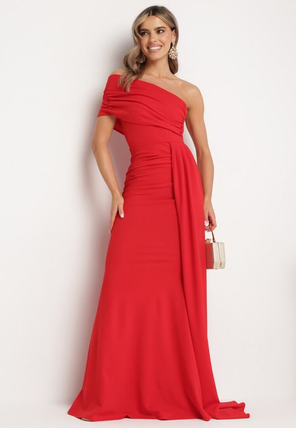 Born2be - Czerwona Dopasowana Sukienka Maxi z Ozdobnym Trenem Iralia. Kolor: czerwony. Typ sukienki: asymetryczne. Długość: maxi