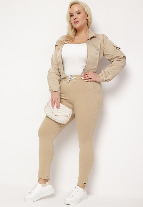 Born2be - Beżowe Spodnie z Gumką i Sznurkiem w Pasie z Prostymi Nogawkami Averlija. Okazja: na co dzień. Kolekcja: plus size. Kolor: beżowy. Materiał: dresówka. Wzór: napisy. Styl: casual