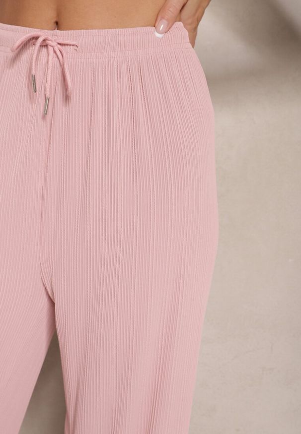Renee - Różowe Spodnie o Szerokim Kroju High Waist Ozdobione Sznurkami Harisna. Okazja: na co dzień. Stan: podwyższony. Kolor: różowy. Wzór: aplikacja. Styl: casual