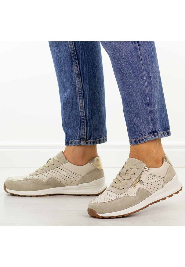 Beżowe skórzane sneakersy damskie Jezzi 9979. Okazja: na spacer, na co dzień. Nosek buta: okrągły. Zapięcie: sznurówki. Kolor: beżowy. Szerokość cholewki: normalna. Wzór: ażurowy. Materiał: skóra. Sezon: wiosna, jesień, lato. Styl: casual, elegancki, sportowy, klasyczny