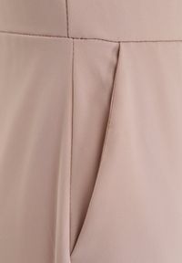 Born2be - Beżowy Elegancki Kombinezon z Ozdobnymi Zakładkami Zellysha. Okazja: na co dzień, na spotkanie biznesowe. Kolor: beżowy. Wzór: aplikacja. Styl: elegancki #6