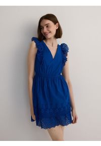 Reserved - Sukienka z ażurowymi wstawkami - niebieski. Kolor: niebieski. Materiał: bawełna, tkanina. Wzór: ażurowy. Styl: klasyczny