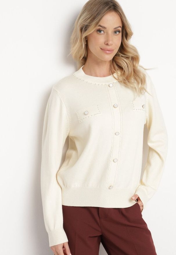 Born2be - Jasnobeżowy Sweter z Wiskozą Perełkami i Ściągaczami Evadneia. Kolor: beżowy. Materiał: wiskoza. Sezon: zima