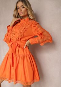 Renee - Pomarańczowa Sukienka Laodilea. Kolor: pomarańczowy. Materiał: materiał, koronka. Wzór: koronka. Styl: klasyczny. Długość: mini