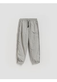 Reserved - Spodnie jogger - jasnoszary. Kolor: szary. Materiał: tkanina. Wzór: gładki #1