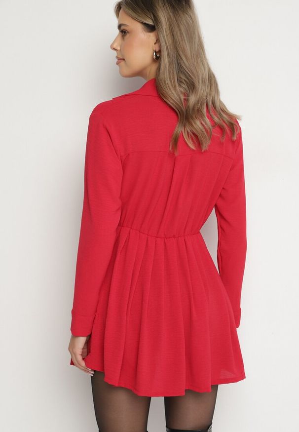 Born2be - Czerwona Asymetryczna Sukienka o Koszulowym Kroju z Gumką w Talii Elodina. Kolor: czerwony. Długość rękawa: długi rękaw. Typ sukienki: koszulowe, asymetryczne. Styl: sportowy, elegancki