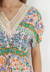 Born2be - Różowo-Niebieska Sukienka Maxi z Guzikami i Koronkowym Dekoltem Cristyn. Kolor: różowy. Materiał: koronka. Sezon: wiosna, lato. Długość: maxi #2