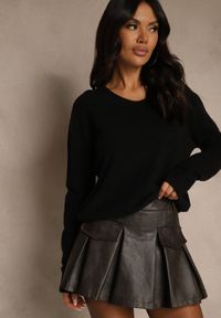 Renee - Czarny Sweter z Wełną i Wiskozą z Trójkątnym Dekoltem Kaitte. Okazja: na co dzień. Kolor: czarny. Materiał: wiskoza, wełna. Styl: elegancki, casual