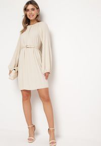 Born2be - Jasnobeżowa Plisowana Sukienka z Bufiastymi Rękawami Perlase. Okazja: na co dzień. Kolor: beżowy. Styl: elegancki, casual, klasyczny #6