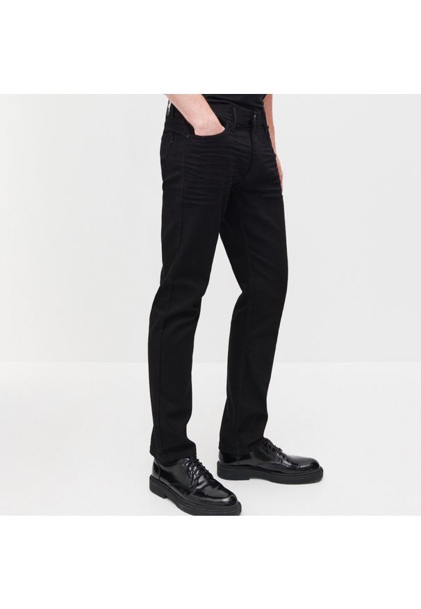 Reserved - Spodnie jeansowe regular Stay Black - Czarny. Kolor: czarny
