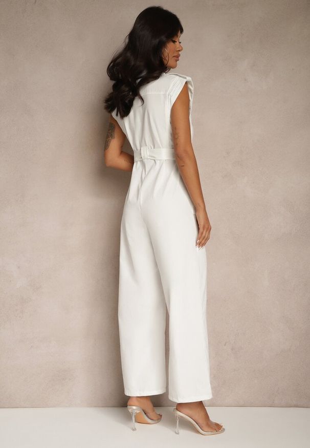 Renee - Biały Kombinezon Taliowany Ozdobiony Cyrkoniami i Guzikami Lumevarae. Okazja: na co dzień. Kolor: biały. Wzór: aplikacja. Styl: casual