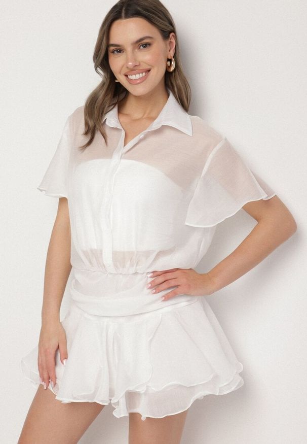 Born2be - Biała Koszulowa Sukienka z Krótkim Rękawem i Falbankami Miradira. Okazja: na co dzień. Typ kołnierza: kołnierz z falbankami. Kolor: biały. Długość rękawa: krótki rękaw. Wzór: aplikacja. Typ sukienki: koszulowe. Styl: klasyczny, casual, elegancki