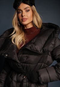 Renee - Czarna Kurtka Płaszcz z Szerokim Kołnierzem i Kapturem Wiązana w Pasie Lilave. Kolor: czarny. Sezon: zima. Styl: elegancki #3