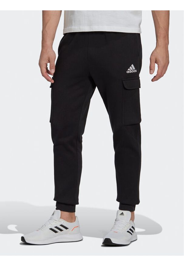 Adidas - adidas Spodnie dresowe Essentials Fleece Regular Tapered Cargo Joggers HL2226 Czarny Regular Fit. Kolor: czarny. Materiał: dresówka, bawełna