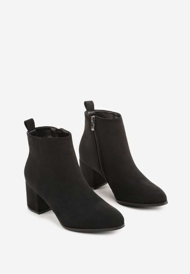 Renee - Czarne Botki Vices do Kostki z Imitacji Zamszu na Słupkowym Obcasie Lanisella. Okazja: na co dzień. Kolor: czarny. Materiał: zamsz. Obcas: na obcasie. Styl: elegancki, casual, klasyczny. Wysokość obcasa: średni