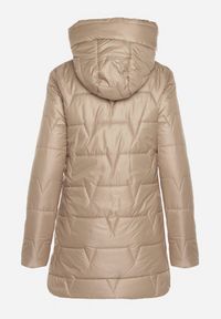 Born2be - Beżowa Pikowana Kurtka Przejściowa z Bocznymi Suwakami i Kapturem Soralessa. Okazja: na co dzień, do pracy, na spotkanie biznesowe. Kolor: beżowy. Materiał: dzianina, jeans. Długość rękawa: długi rękaw. Długość: długie. Styl: biznesowy, casual #6