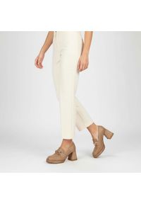 Półbuty damskie Armodo, cholewka ze skóry naturalnej stabilnym słupkowym obcasie z ozdobną klamrą i masywną podeszwą łączą elegancki styl z wygodą na. Okazja: na co dzień, do pracy. Zapięcie: klamry. Kolor: beżowy. Szerokość cholewki: normalna. Wzór: aplikacja. Materiał: skóra. Obcas: na obcasie. Styl: elegancki. Wysokość obcasa: średni #5