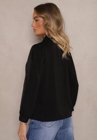 Renee - Czarna Bluzka o Koszulowym Kroju z Żabotem i Perłowym Zdobieniem Gonialith. Okazja: na co dzień. Typ kołnierza: z żabotem. Kolor: czarny. Materiał: jeans. Wzór: aplikacja. Styl: casual #3