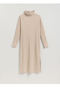 Reserved - Dzianinowa sukienka z golfem - kremowy. Typ kołnierza: golf. Kolor: kremowy. Materiał: dzianina. Typ sukienki: proste #1