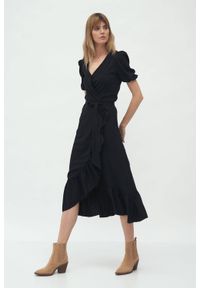 Nife - Czarna kopertowa sukienka midi w stylu boho z falbaną. Kolor: czarny. Typ sukienki: kopertowe. Styl: boho. Długość: midi #2