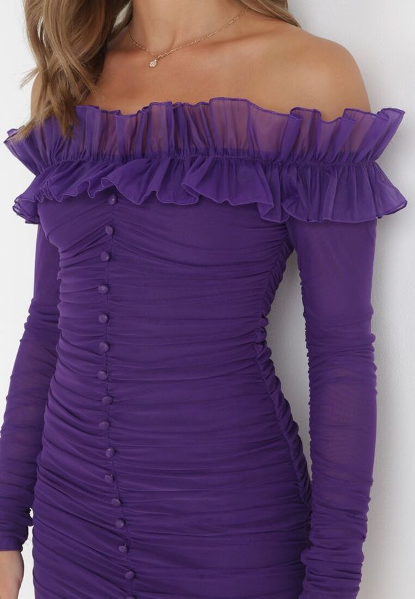 Born2be - Ciemnofioletowa Dopasowana Sukienka Hiszpanka z Falbanką Turlia. Typ kołnierza: dekolt hiszpanka. Kolor: fioletowy. Wzór: aplikacja