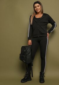 Born2be - Czarny Komplet Dresowy 3-częściowy z Lampasami Hisa. Kolekcja: plus size. Kolor: czarny. Materiał: dresówka. Sport: turystyka piesza #4