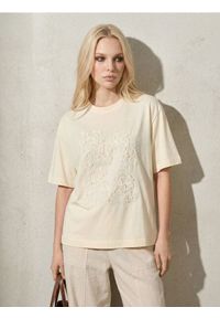 Sinsay - Bawełniana koszulka z kwiatową aplikacją i cekinami - żółty. Kolor: żółty. Materiał: bawełna. Wzór: kwiaty, aplikacja #1