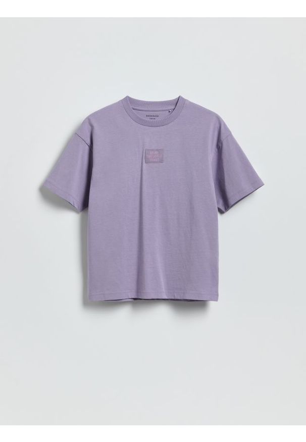 Reserved - Bawełniany t-shirt z naszywką - fioletowy. Kolor: fioletowy. Materiał: bawełna. Wzór: aplikacja
