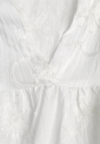 Born2be - Biała Bawełniana Bluzka z Kwiatowym Haftem i Falbankami Sabrilato. Okazja: na co dzień, do pracy. Typ kołnierza: kołnierz z falbankami. Kolor: biały. Materiał: bawełna. Wzór: kwiaty, haft. Styl: casual, klasyczny, elegancki #4