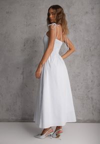 Renee - Niebieska Rozkloszowana Sukienka z Bawełny z Gumkami w Biuście i Ramiączkami na Wiązanie Omphoreia. Okazja: na imprezę, na co dzień. Kolor: niebieski. Materiał: bawełna. Długość rękawa: na ramiączkach. Typ sukienki: rozkloszowane, proste. Styl: casual, elegancki #6