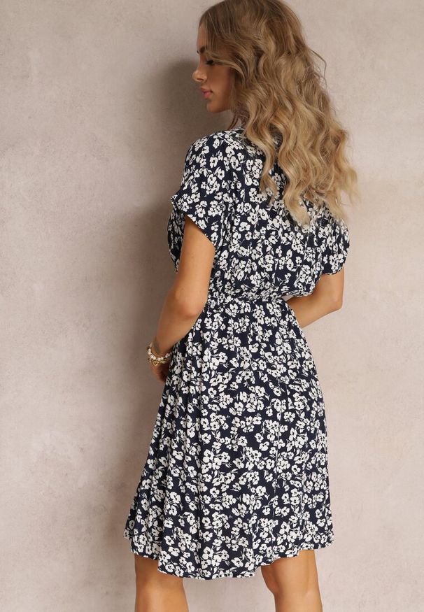 Renee - Czarna Wiskozowa Mini Sukienka w Kwiatowy Print z Gumką w Pasie Frolia. Kolor: czarny. Materiał: wiskoza. Wzór: kwiaty, nadruk. Długość: mini