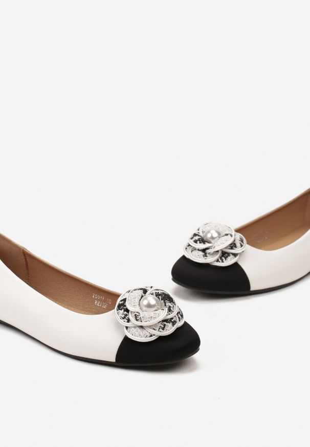 Born2be - Białe Balerinki z Kwiatkiem i Perłą Mistra. Kolor: biały. Wzór: kwiaty