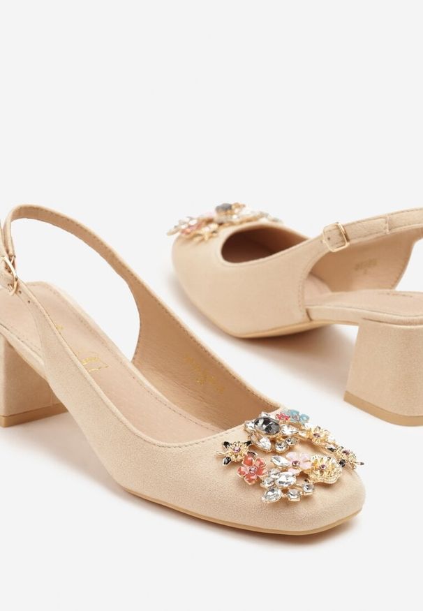 Renee - Beżowe Sandały Vices na Słupku Slingback ze Skórzaną Wkładką i Cyrkoniami Nimirune. Okazja: na co dzień. Zapięcie: sprzączka. Kolor: beżowy. Materiał: skóra. Wzór: aplikacja. Obcas: na słupku. Styl: casual. Wysokość obcasa: średni