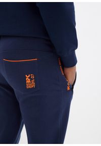 bonprix - Spodnie sportowe z praktycznymi kieszeniami zapinanymi na zamek. Kolor: niebieski. Styl: sportowy #3