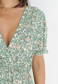 Born2be - Zielona Wiskozowa Sukienka Mini z Gumką w Pasie i Falbankami Gantisa. Typ kołnierza: kołnierz z falbankami. Kolor: zielony. Materiał: wiskoza. Wzór: kwiaty. Typ sukienki: kopertowe. Długość: mini #3