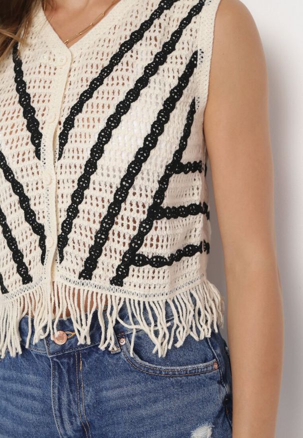 Born2be - Beżowa Bawełniana Bluzka Top Zapinana na Guziki z Ażurowego Materiału Ozdobiona Frędzlami Opicune. Kolor: beżowy. Materiał: bawełna, materiał. Wzór: aplikacja, ażurowy