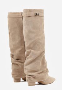 Born2be - Ciemnobeżowe Kozaki na Słupku z Marszczoną Cholewką Imitującą Nogawkę Rittia. Okazja: do pracy, na co dzień, na spotkanie biznesowe. Kolor: beżowy. Materiał: jeans. Szerokość cholewki: normalna. Obcas: na słupku. Styl: casual, elegancki, biznesowy #2
