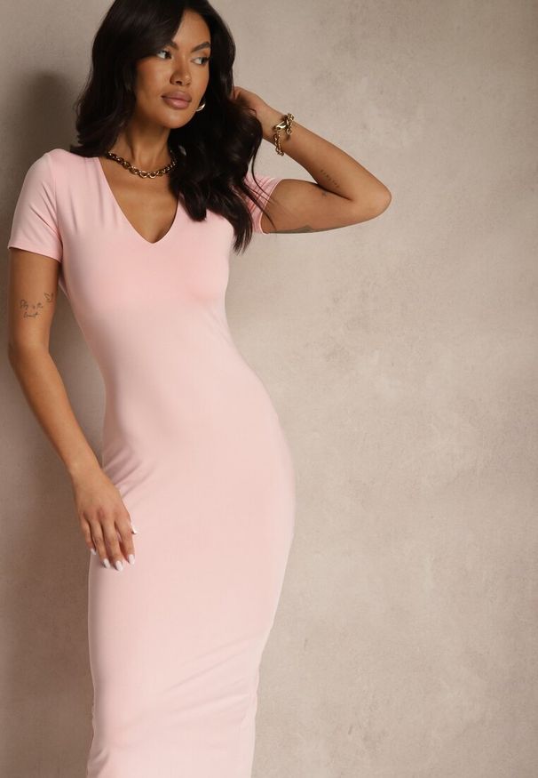 Renee - Różowa Sukienka Bodycon o Dopasowanym Kroju z Dekoltem w V Efrerina. Okazja: na co dzień. Kolor: różowy. Materiał: jeans. Długość rękawa: krótki rękaw. Typ sukienki: bodycon. Styl: klasyczny, elegancki, casual