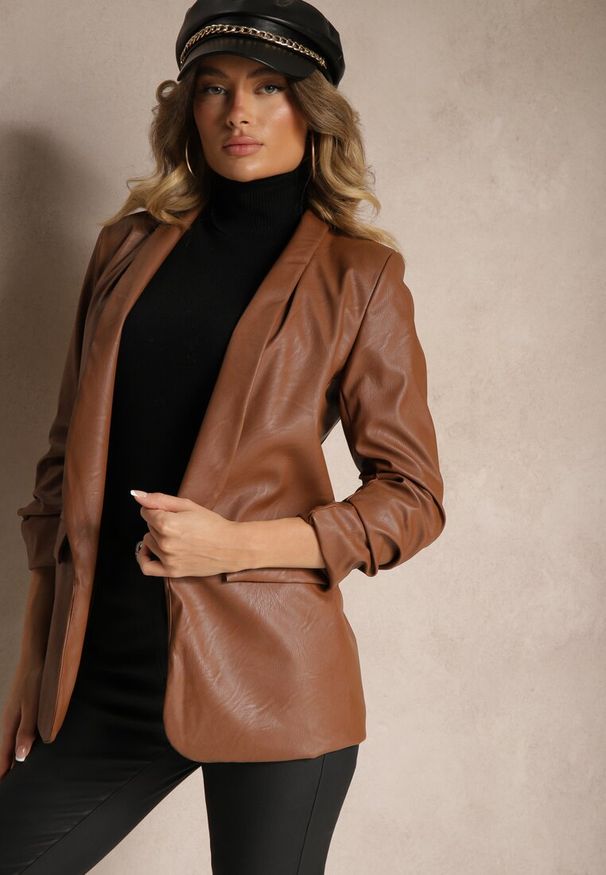 Renee - Brązowa Marynarka z Imitacji Skóry Niezapinana z Marszczonym Rękawem Libe. Okazja: na co dzień. Kolor: brązowy. Materiał: skóra. Styl: elegancki, casual