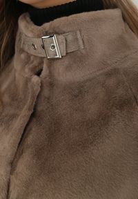 Born2be - Brązowy Płaszcz Futrzany ze Ściągaczem w Pasie Cierra. Kolor: brązowy. Materiał: futro #2