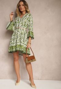 Renee - Zielona Sukienka z Wiskozą o Rozkloszowanym Kroju w Etniczny Print Aledia. Okazja: na co dzień. Kolor: zielony. Materiał: wiskoza. Wzór: nadruk. Sezon: lato, wiosna. Typ sukienki: proste, rozkloszowane. Styl: casual #4