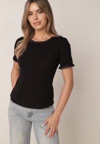 Born2be - Czarny Minimalistyczny T-shirt z Bawełny Zdobiony Warkoczowymi Lamówkami Thessele. Okazja: na co dzień. Kolor: czarny. Materiał: bawełna. Wzór: aplikacja. Styl: casual, klasyczny #1