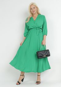 Born2be - Zielona Plisowana Sukienka Maxi z Kopertowym Dekoltem i Wiązaniem w Talii Lariah. Kolekcja: plus size. Kolor: zielony. Materiał: materiał. Typ sukienki: kopertowe. Długość: maxi