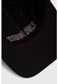 Les Deux czapka z daszkiem bawełniana kolor czarny z aplikacją. Kolor: czarny. Materiał: bawełna. Wzór: aplikacja #4